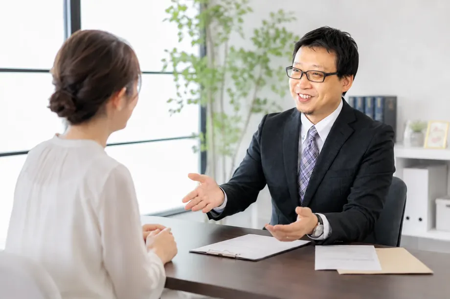 事務所での対面相談の様子